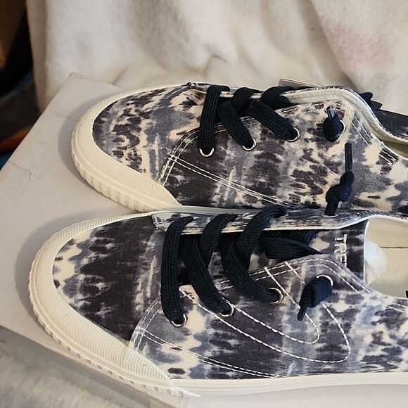Tretorn women's size 9.5 NWT tie dye - Picture 2 of 7